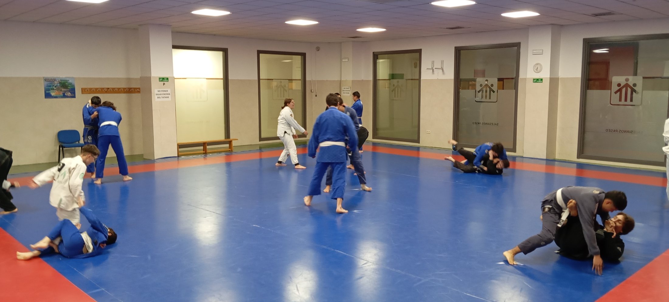 Clase de Jiu-Jitsu educativo en el tatami de Salesianos