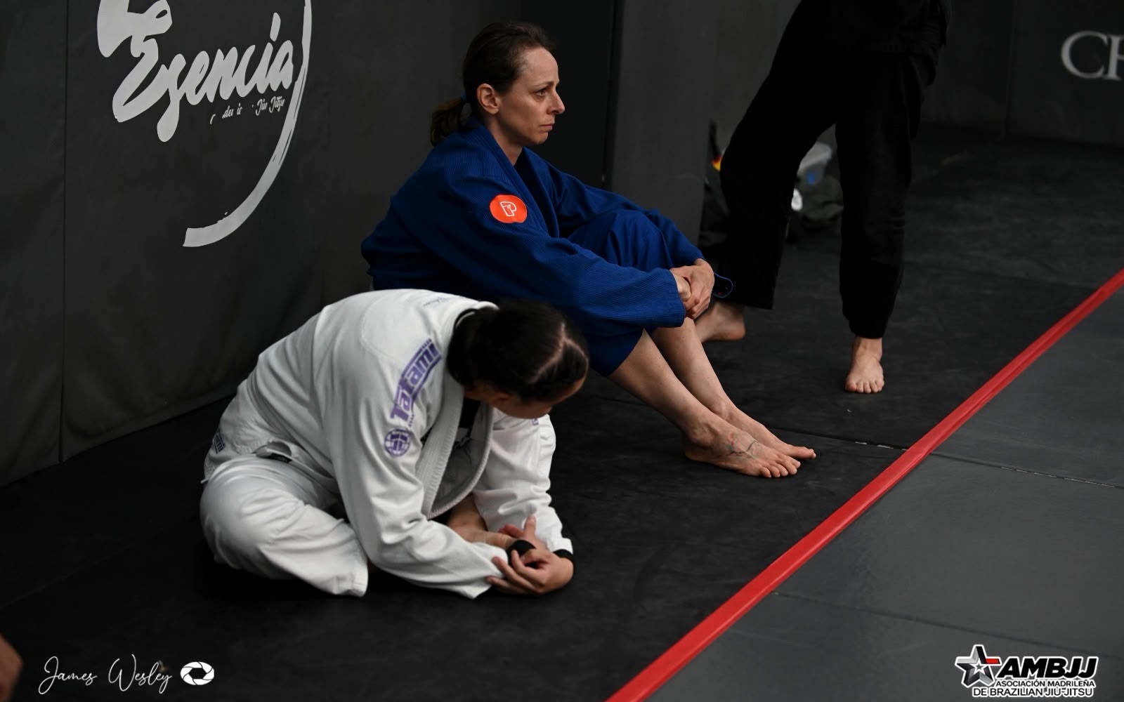 Mujer del club observando y participando en el tatami