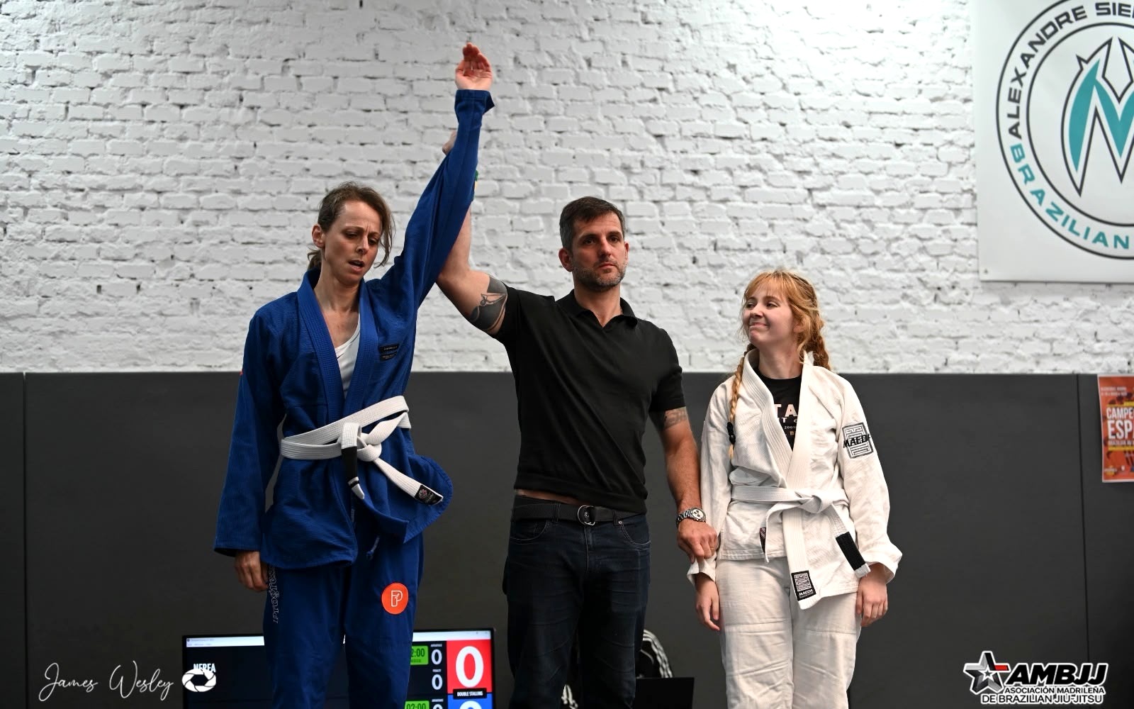Mujeres participando en competicion de Jiu-Jitsu brasile&ntilde;o